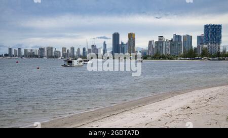 Surfers Paradise, Queensland Australie - 16 février 2021 : bateaux et bâtiments de haute élévation à Surfers Paradise Queensland Banque D'Images