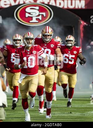 Santa Clara, États-Unis. 15 août 2021. Jimmy Garoppolo (10) dirige l'équipe sur le terrain pour un match de pré-saison contre les Kansas City Chiefs au Levi's Stadium de Santa Clara, Califiornia, le samedi 14 août 2021. Photo de Terry Schmitt/UPI crédit: UPI/Alay Live News Banque D'Images