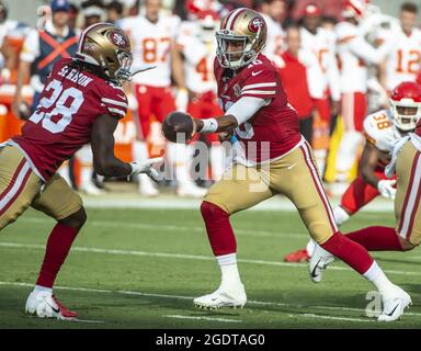 Santa Clara, États-Unis. 15 août 2021. Jimmy Garoppolo (10) remet à San Francisco 49ers qui repart Trey Sermon (28) dans le quartier le plus frirst contre les Kansas City Chiefs au Levi's Stadium de Santa Clara, Califiornia, le samedi 14 août 2021. Photo de Terry Schmitt/UPI crédit: UPI/Alay Live News Banque D'Images