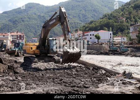 Kastamonu. 14 août 2021. Photo prise le 14 août 2021 montre la zone touchée par les inondations dans la ville d'Abana, province de Kastamonu, Turquie. Les inondations soudaines qui ont frappé trois provinces de la région de la mer Noire en Turquie ont fait 27 morts, a déclaré vendredi l'autorité de gestion des catastrophes du pays. La présidence turque de la gestion des catastrophes et des situations d'urgence a déclaré que 25 personnes étaient mortes dans la province de Kastamonu et deux autres dans la province de Sinop, tandis qu'une personne était disparue dans la province de Bartoin. Crédit: Mustafa Kaya/Xinhua/Alamy Live News Banque D'Images