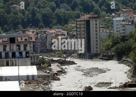 Kastamonu. 14 août 2021. Photo prise le 14 août 2021 montre la zone touchée par les inondations dans la ville d'Abana, province de Kastamonu, Turquie. Les inondations soudaines qui ont frappé trois provinces de la région de la mer Noire en Turquie ont fait 27 morts, a déclaré vendredi l'autorité de gestion des catastrophes du pays. La présidence turque de la gestion des catastrophes et des situations d'urgence a déclaré que 25 personnes étaient mortes dans la province de Kastamonu et deux autres dans la province de Sinop, tandis qu'une personne était disparue dans la province de Bartoin. Crédit: Mustafa Kaya/Xinhua/Alamy Live News Banque D'Images