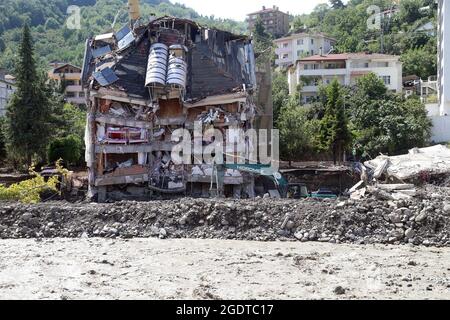 Kastamonu. 14 août 2021. Photo prise le 14 août 2021 montre la zone touchée par les inondations dans la ville d'Abana, province de Kastamonu, Turquie. Les inondations soudaines qui ont frappé trois provinces de la région de la mer Noire en Turquie ont fait 27 morts, a déclaré vendredi l'autorité de gestion des catastrophes du pays. La présidence turque de la gestion des catastrophes et des situations d'urgence a déclaré que 25 personnes étaient mortes dans la province de Kastamonu et deux autres dans la province de Sinop, tandis qu'une personne était disparue dans la province de Bartoin. Crédit: Mustafa Kaya/Xinhua/Alamy Live News Banque D'Images