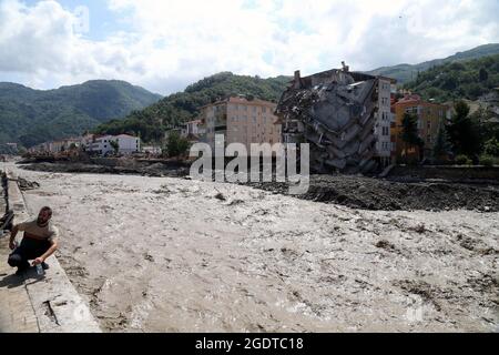 Kastamonu. 14 août 2021. Photo prise le 14 août 2021 montre la zone touchée par les inondations dans la ville d'Abana, province de Kastamonu, Turquie. Les inondations soudaines qui ont frappé trois provinces de la région de la mer Noire en Turquie ont fait 27 morts, a déclaré vendredi l'autorité de gestion des catastrophes du pays. La présidence turque de la gestion des catastrophes et des situations d'urgence a déclaré que 25 personnes étaient mortes dans la province de Kastamonu et deux autres dans la province de Sinop, tandis qu'une personne était disparue dans la province de Bartoin. Crédit: Mustafa Kaya/Xinhua/Alamy Live News Banque D'Images