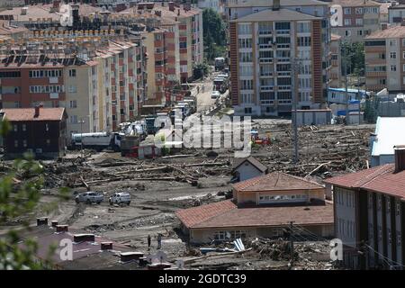 Kastamonu. 14 août 2021. Photo prise le 14 août 2021 montre la zone touchée par les inondations dans la ville d'Abana, province de Kastamonu, Turquie. Les inondations soudaines qui ont frappé trois provinces de la région de la mer Noire en Turquie ont fait 27 morts, a déclaré vendredi l'autorité de gestion des catastrophes du pays. La présidence turque de la gestion des catastrophes et des situations d'urgence a déclaré que 25 personnes étaient mortes dans la province de Kastamonu et deux autres dans la province de Sinop, tandis qu'une personne était disparue dans la province de Bartoin. Crédit: Mustafa Kaya/Xinhua/Alamy Live News Banque D'Images