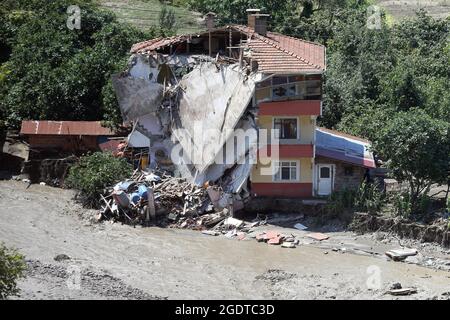 Kastamonu. 14 août 2021. Photo prise le 14 août 2021 montre la zone touchée par les inondations dans la ville d'Abana, province de Kastamonu, Turquie. Les inondations soudaines qui ont frappé trois provinces de la région de la mer Noire en Turquie ont fait 27 morts, a déclaré vendredi l'autorité de gestion des catastrophes du pays. La présidence turque de la gestion des catastrophes et des situations d'urgence a déclaré que 25 personnes étaient mortes dans la province de Kastamonu et deux autres dans la province de Sinop, tandis qu'une personne était disparue dans la province de Bartoin. Crédit: Mustafa Kaya/Xinhua/Alamy Live News Banque D'Images