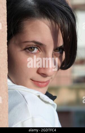 gros plan portrait d'une fille souriante visage yeux qui regardent l'appareil photo Banque D'Images