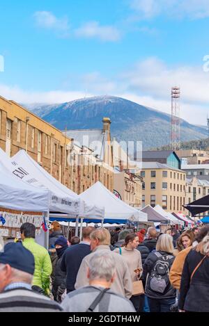 Les amateurs de shopping et les touristes qui apprécient les marchés de Salamanca à Hobart, Tasmanie, Australie en mai 2021 avant l'apparition de la variante Delta de Covid-19 Banque D'Images