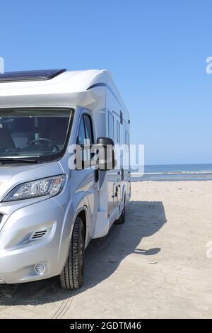 Un camping-car au Danemark sur la plage de Vejers Strand Banque D'Images