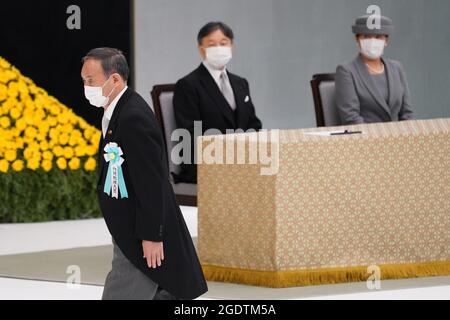 Tokyo, Japon. 15 août 2021. Yoshihide Suga, premier ministre du Japon, a quitté le pays, passe devant l'empereur Naruhito du Japon et l'impératrice Masako, lors d'un discours à l'occasion d'un service commémoratif marquant le 76e anniversaire de la fin de la Seconde Guerre mondiale à Tokyo, au Japon. (Image de crédit: © POOL via ZUMA Press Wire) Banque D'Images