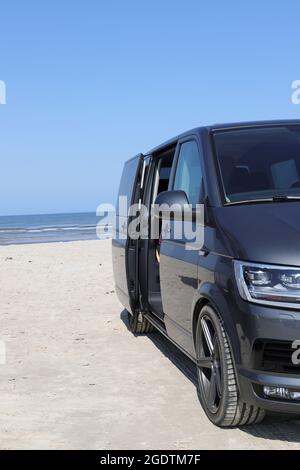Un camping-car au Danemark sur la plage de Vejers Strand Banque D'Images