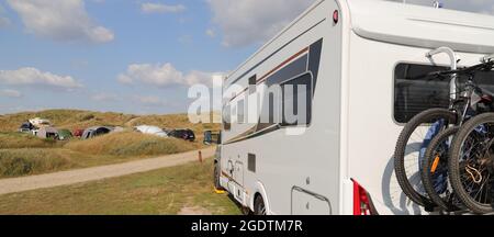Un camping-car au Danemark sur la plage de Vejers Strand Banque D'Images
