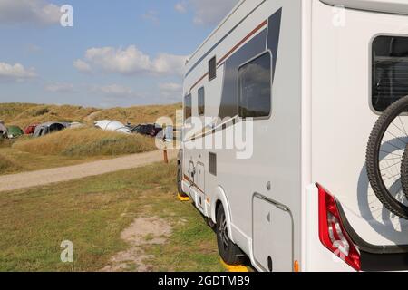 Un camping-car au Danemark sur la plage de Vejers Strand Banque D'Images