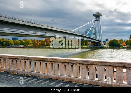 bratislava, slovaquie - 16 octobre 2019 : pont à travers le danube. Temps ensoleillé avec nuages dans le ciel. Paysage urbain de la capitale slovaque en automne. Vue de Banque D'Images