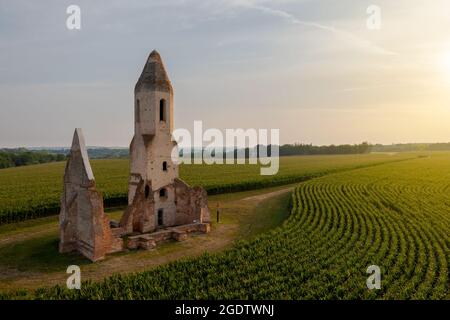 Pusztatorony près du village de Somogyvamos en Hongrie. Spectaculaire ruine du temple médiéval. Célèbre attraction touristique près du lac Balaton. Banque D'Images