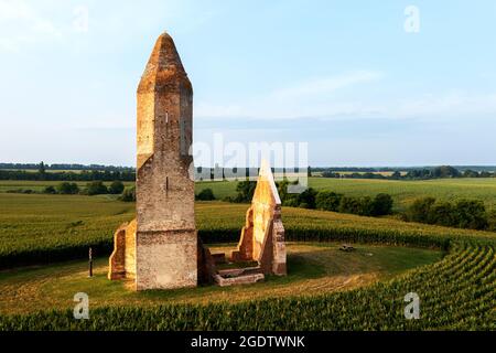 Pusztatorony près du village de Somogyvamos en Hongrie. Spectaculaire ruine du temple médiéval. Célèbre attraction touristique près du lac Balaton. Banque D'Images