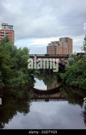 Viaduc ferroviaire inutilisé traversant la rivière aire à Leeds. Le viaduc mène à l'ancienne gare centrale de Leeds. Banque D'Images