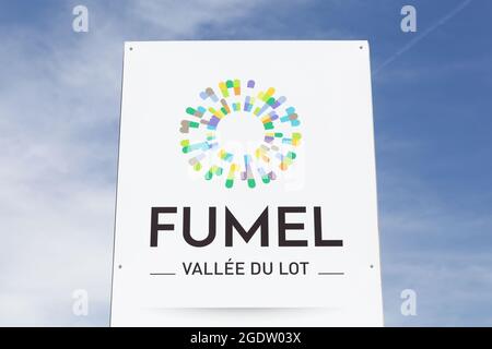 Fumel, France - 25 juin 2021 : logo de la ville de Fumel sur un panneau. Fümel est une commune française, située dans le département de Lot-et-Garonne et la région midi-Pyrénées Banque D'Images