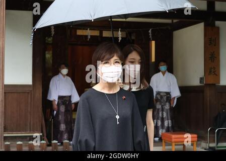 Tokyo, Japon. 15 août 2021. L'ancienne ministre de la Défense japonaise Tomomi Inada quitte le sanctuaire controversé de Yasukuni après avoir honoré les victimes de la guerre à Tokyo le dimanche 15 août 2021. Le Japon a marqué le 76e anniversaire de sa reddition de la Seconde Guerre mondiale. Credit: Yoshio Tsunoda/AFLO/Alay Live News Banque D'Images