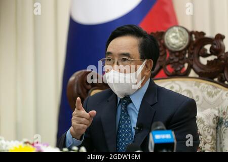 (210815) -- VIENTIANE, le 15 août 2021 (Xinhua) -- le Premier ministre lao, Phankham Viphavanh, reçoit une entrevue à Vientiane, au Laos, le 13 août 2021. Les facteurs politiques ne devraient pas influencer les efforts visant à découvrir les origines de la COVID-19, a déclaré M. Phankham. La politisation de la recherche d'origine est inhumaine, et les scientifiques de tous les pays doivent travailler ensemble pour découvrir pourquoi la maladie s'est produite en premier lieu, a déclaré le Premier ministre lao lorsqu'il a été interviewé par Xinhua et d'autres médias chinois ici vendredi. (Photo de Kaikeo Saiyasane/Xinhua) Banque D'Images