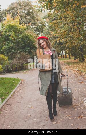 Belle femme voyageur en France Banque D'Images