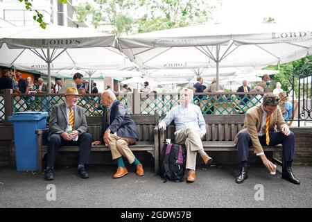 Les membres du MCC avant le quatrième jour du deuxième match de test de Cinch à Lord's, Londres. Date de la photo: Dimanche 15 août 2021. Banque D'Images