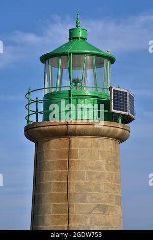 Vue panoramique en soirée du phare vert West Pier dans le port de Dun Laoghaire, Dublin, Irlande. Haut de la tour du phare. Mise au point sélective Banque D'Images