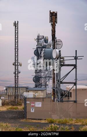 Mât de télécommunication et antennes TV, Steptep Butte, État de Washington, États-Unis Banque D'Images