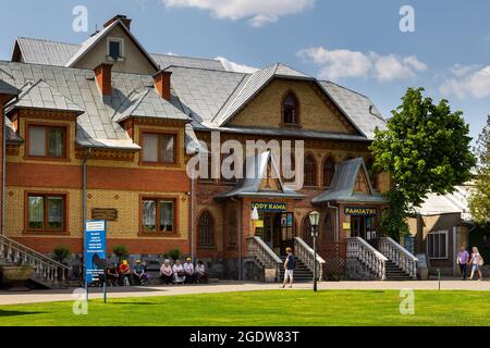 Lichen Stary, Pologne - 25 mai 2016 : vue sur la maison Pilgrim par la Saint Dorothy, église paroissiale néo-gothique. Banque D'Images