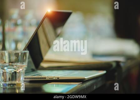 Un ordinateur portable moderne et fin se trouve sur la table au bureau. Banque D'Images