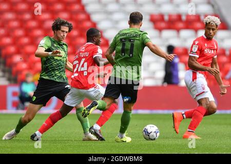 NOTTINGHAM, Royaume-Uni, 14 AOÛT Jordi Osei-Tutu de la forêt de Nottingham fait une course devant Emiliano Marcondes et Zeno Ibsen Rossi de l'AFC Bournemouth et pendant le match de championnat de Sky Bet entre la forêt de Nottingham et Bournemouth à la ville de Nottingham, le samedi 14 août 2021. (Crédit : Jon Hobley | MI News) Banque D'Images