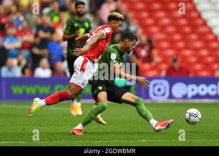 NOTTINGHAM, Royaume-Uni, AOÛT 14 Jordan Gabriel de Nottingham Forest met la pression sur Dominic Solanke de AFC Bournemouth lors du match de championnat Sky Bet entre Nottingham Forest et Bournemouth au City Ground, Nottingham, le samedi 14 août 2021. (Crédit : Jon Hobley | MI News) Banque D'Images