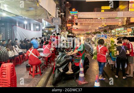 Restaurants et stands de nourriture de rue de nuit sur Yaowarat Rd, Chinatown, Bangkok, Thaïlande Banque D'Images