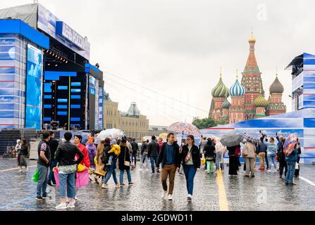 Personnes marchant sur la place Rouge sous la pluie, Moscou, Russie Banque D'Images