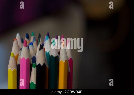 Un jeu de crayons de couleur pour l'école. Gros plan. Banque D'Images