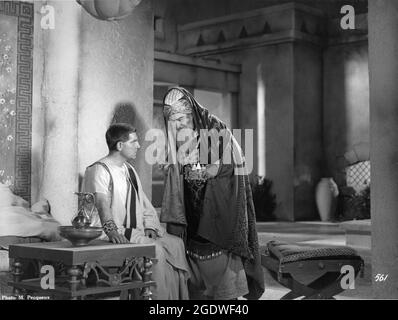 JEAN GABIN comme Pontius Pilate et CHARLES GRANVAL comme Caiaphas à GOLGOTHA aka VOICI L'HOMME (aux États-Unis) 1935 réalisateur / écrivain JULIEN DUVIVIVIER musique Jacques Ibert conception de production Jean Perrier conception de costumes Jacques-Philippe Heuze Ichtys film Banque D'Images