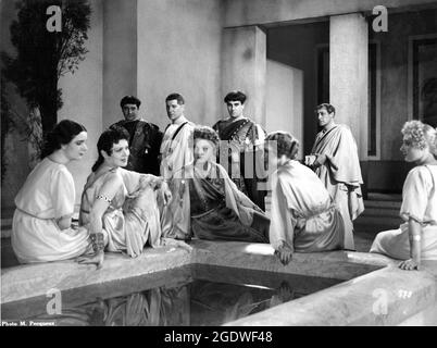 EDWIGE FEUILLERE (2e gauche) et JEAN GABIN comme Ponce Pilate dans GOLGOTHA aka VOICI L'HOMME (aux États-Unis) 1935 réalisateur / écrivain JULIEN DUVIVIVITER musique Jacques Ibert conception de production Jean Perrier conception de costumes Jacques-Philippe Heuze Ichtys film Banque D'Images