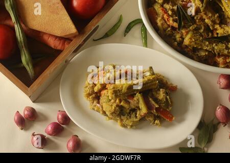 Aviyal est un plat populaire de Kerala et il est une partie essentielle du repas. C'est un mélange épais de nombreux légumes que l'on trouve couramment dans la région et dans le coc Banque D'Images