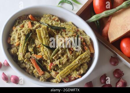 Aviyal est un plat populaire de Kerala et il est une partie essentielle du repas. C'est un mélange épais de nombreux légumes que l'on trouve couramment dans la région et dans le coc Banque D'Images