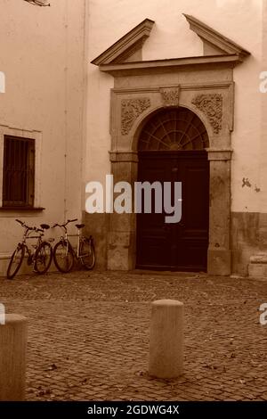 Ratisbonne, Bavière, Allemagne - 11.11.2014: Les vélos sont garés près d'une maison dans une ville médiévale en Europe. Banque D'Images