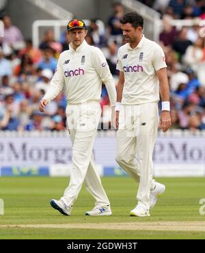 Joe Root (à gauche) et James Anderson (à droite) d'Angleterre pendant le quatrième jour du deuxième match du Cinch second Test à Lord's, Londres. Date de la photo: Dimanche 15 août 2021. Banque D'Images