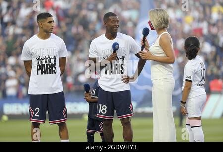 Achraf Hakimi, Georginio Wijnaldum du PSG lors de la présentation des nouvelles recrues en vue du championnat français Ligue 1 de football entre Paris Saint-Germain et RC Strasbourg le 14 août 2021 au stade du Parc des Princes à Paris, France - photo Jean Catuffe / DPPI Banque D'Images