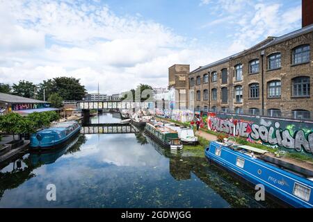 Bateaux sur le canal de navigation de la rivière Lea, Hackney Wick, est de Londres, Royaume-Uni, Banque D'Images