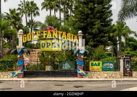 Palmanova, Espagne; août 10 2021: Entrée principale de la compagnie de mini-golf Golf Fantasia dans la station Mallorcan de Palmanova Banque D'Images