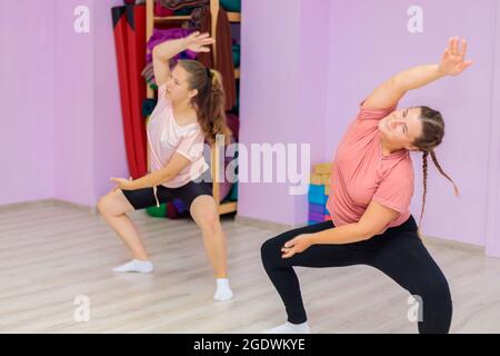 Fille instructeur de danse montre les éléments du nombre à une autre fille. Entraînement de danse. Banque D'Images