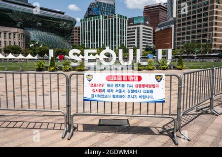 Séoul, Corée du Sud. 15 août 2021. Seoul Plaza a été fermé par la police. La police sud-coréenne érige des murs de bus et des postes de contrôle pour bloquer les manifestants à Séoul. La Corée du Sud a interdit les manifestations à l'approche de la Journée nationale de libération, en raison de la reprise de l'épidémie de coronavirus provoquée par un rassemblement antigouvernemental en août dernier. (Photo de Simon Shin/SOPA Images/Sipa USA) Credit: SIPA USA/Alay Live News Banque D'Images