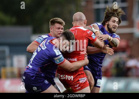 Hull, Angleterre - 13 août 2021 - Morgan Smithies, Ethan Havard et Joe Shorrocks of Wigan Warriors s'attaquent à George King (16) de Hull Kingston Rovers pendant la ligue de rugby Betfred Super League Kingston Rovers vs Wigan Warriors au Hull College Craven Park, Hull, Royaume-Uni Dean Williams Banque D'Images