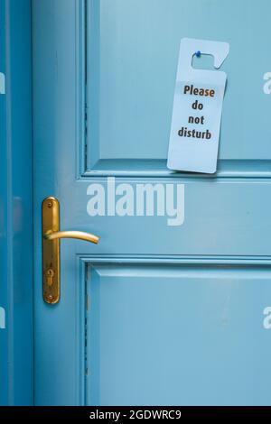 Porte bleue verrouillée et plaque avec les mots « Veuillez ne pas déranger » Banque D'Images