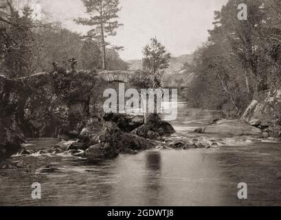 Vue de la fin du XIXe siècle sur les vestiges du pont de Cromwell à Glengarriff, comté de Cork, Irlande. Construit à l'origine avec cinq arches tout ce qui reste est un arc semi-circulaire sur la rive sud de la rivière. Le pont a probablement été construit par les colons anglais qui se sont installés à Glengarriff au XVIIe siècle. Oliver Cromwell , qui a repris l'Irlande de 1649 à 1653 et à qui le pont se réfère par son nom, n'a jamais été à Glengarriff lui-même. Banque D'Images