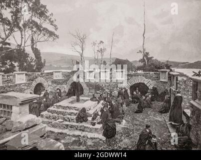 Une vue de la fin du XIXe siècle des pèlerins qui prient près d'un puits Saint, dit avoir des propriétés curatives dans le cimetière de Gougane Barra, une colonie monastique du 6e siècle construite par St Finbarr dans le comté de Cork, en Irlande. Banque D'Images