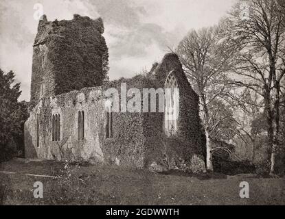 Vue de la fin du XIXe siècle sur l'abbaye de Muckross située dans le parc national de Killarney, sur le Ring of Kerry, dans le comté de Kerry, en Irlande. Puis surcultivé avec de l'ivie, il a été fondé en 1448 par Dónal MacCarthy et construit comme un Friaire franciscain pour accueillir l'Observantine Franciscans. Vandalisé et reconstruit plusieurs fois, la fin est venue aux mains d'Oliver Cromwell en 1654. Avec les autres frères persécutés sous Lord Ludlow, il fut ensuite brûlé. Banque D'Images